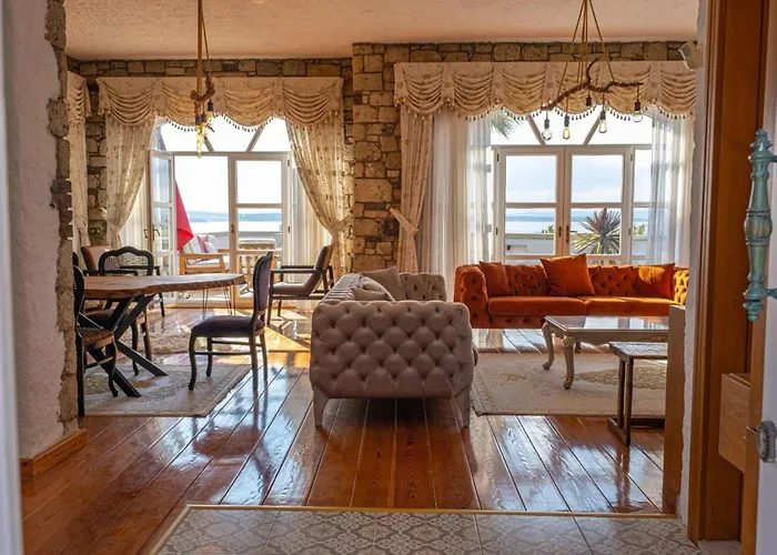 Villa Fener Burnunda Denize Sifir Orjinaltas Malikane Çeşme