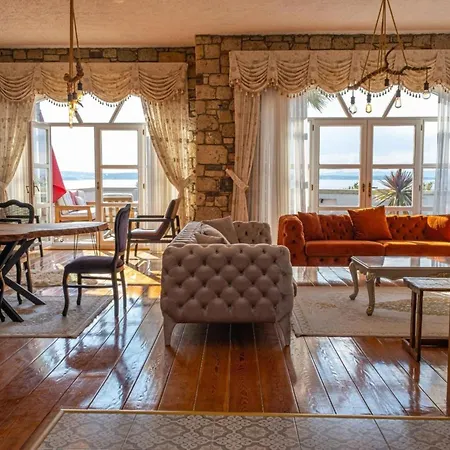 Villa Fener Burnunda Denize Sifir Orjinaltas Malikane Cesme