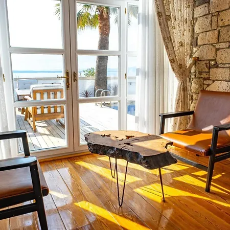 Fener Burnunda Denize Sifir Orjinaltas Malikane Villa Cesme