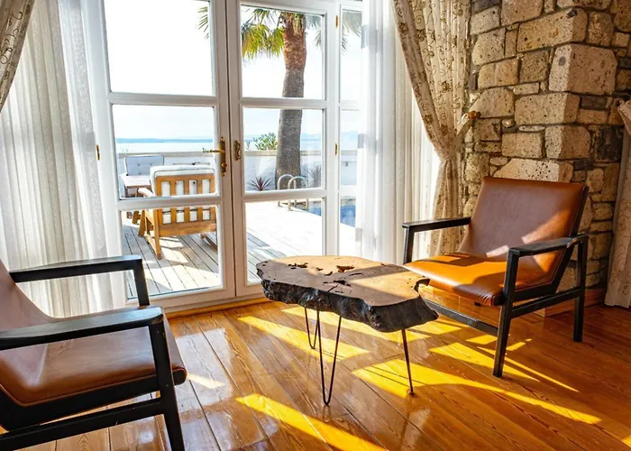 Fener Burnunda Denize Sifir Orjinaltas Malikane Villa Cesme